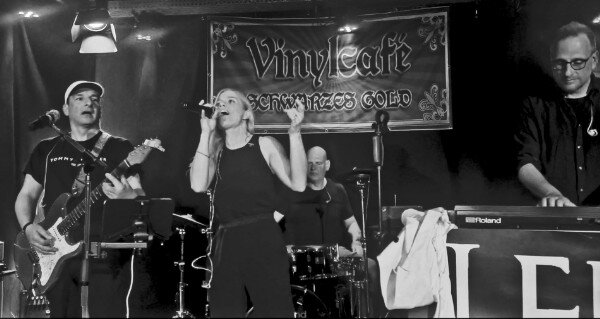 LEISE live in Dorsten LEISE spielten live im Vinylcafé Schwarzes Gold in Dorsten